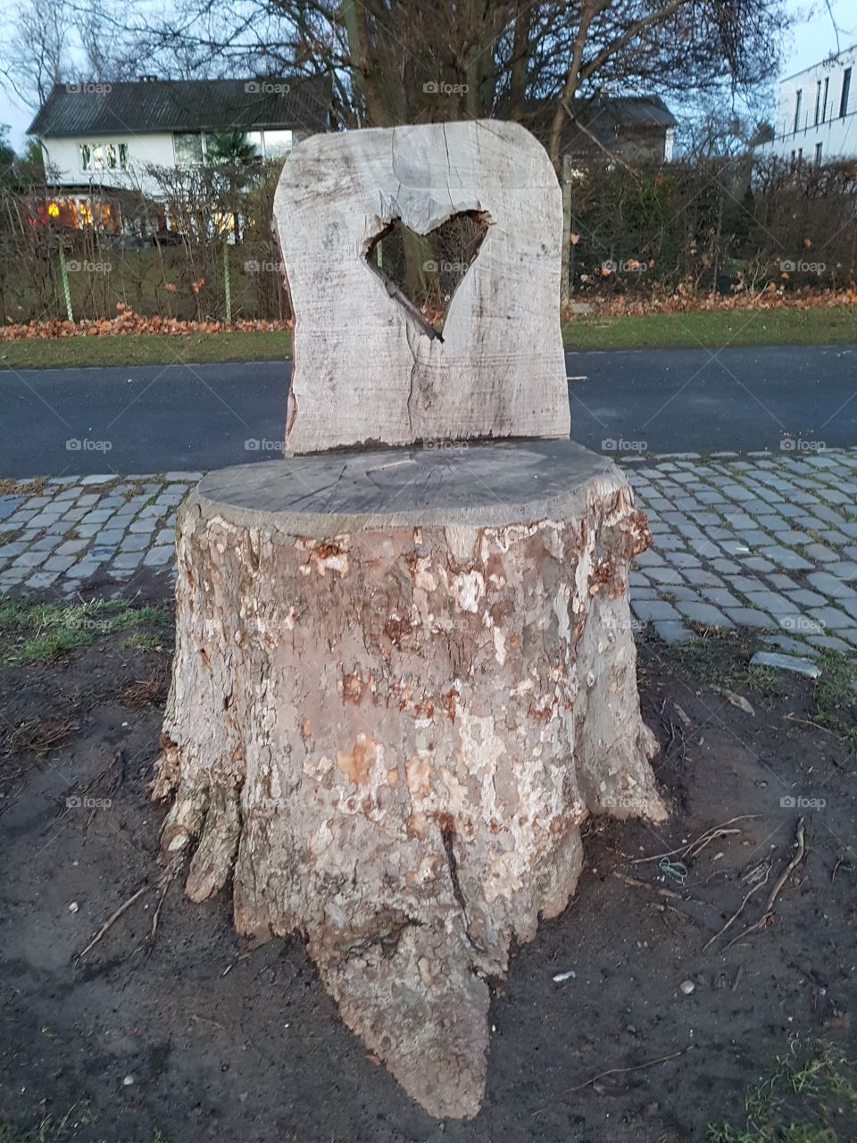Herz Holzstuhl im Park