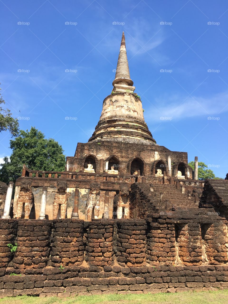 Wat chang lom elephant pagoda temple in Sukhothai, Thailand 