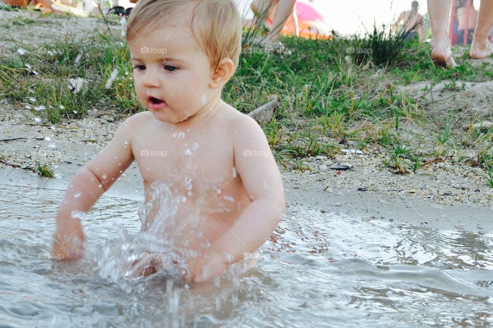 Baby in the lake, drops of water