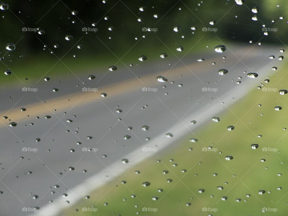 windshield raindrops yellow line