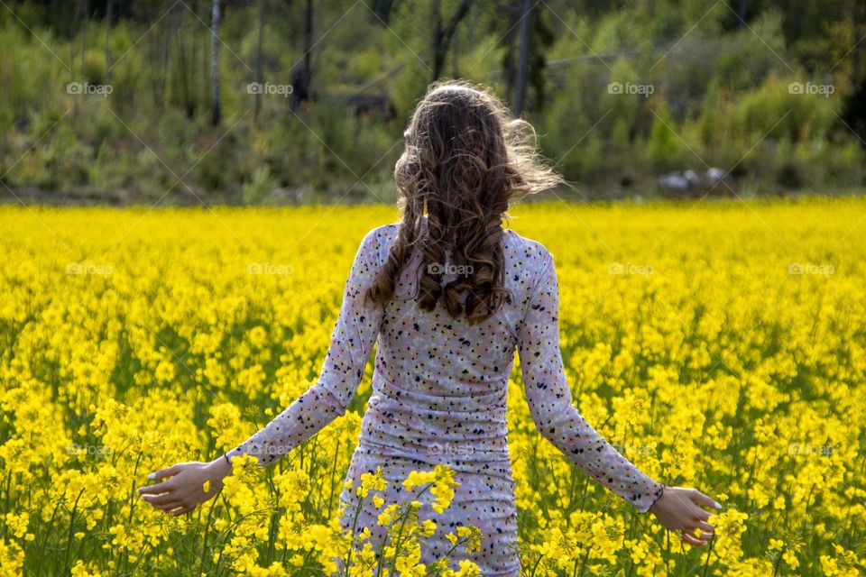 Springtime colors into thr rapsfield.
Young teenager out in the rapsfielda springday