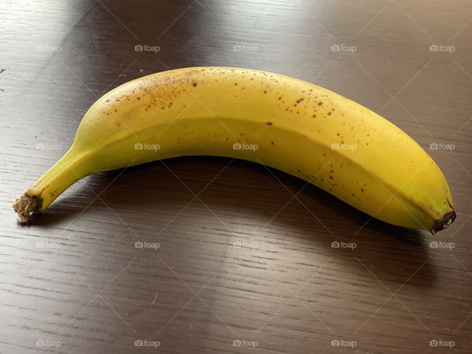 Shadow photography, photo of banana on table and it’s shadow 