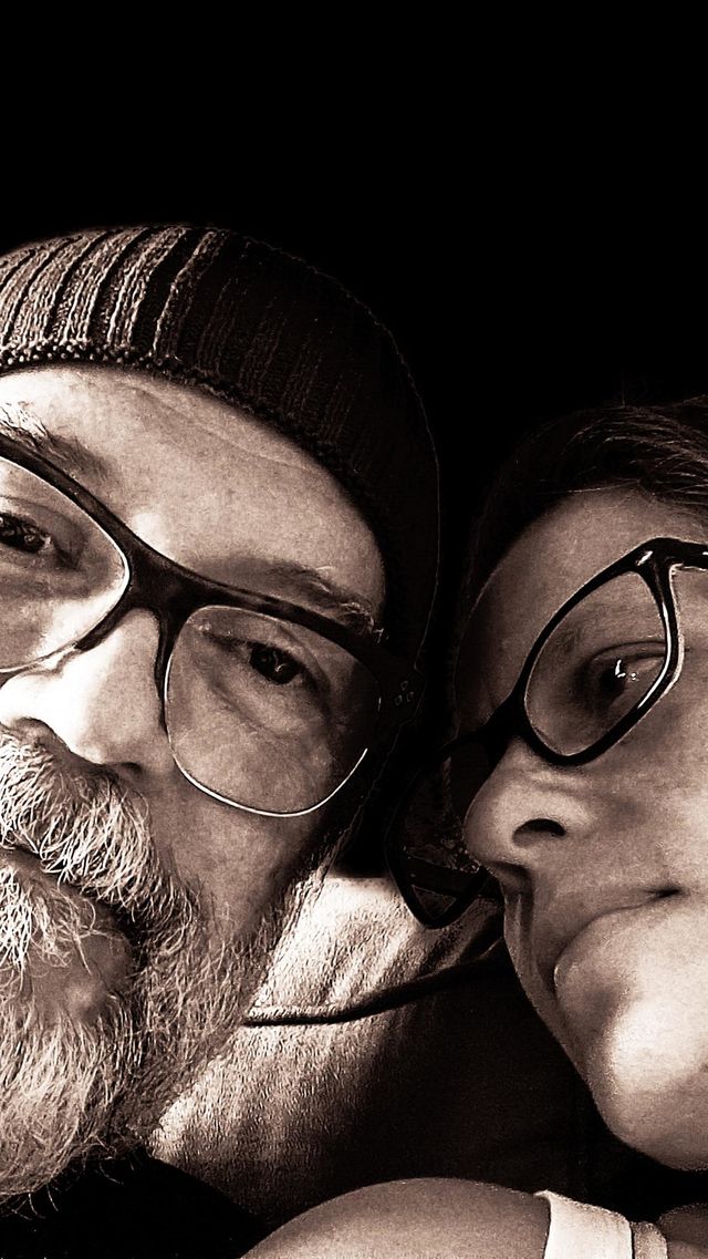 By the sparkle in their eyes, since the beginning of time, people have recognized their true love.
Pelo brilho nos olhos, desde o começo dos tempos, as pessoas reconhecem seu amor verdadeiro.