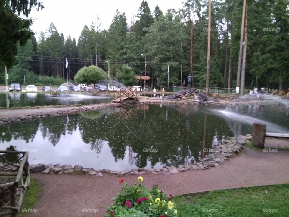 декоративное озеро возле ресторана в зоне отдыха на берегу финского залива в районе Сестрорецка Санкт Петербург