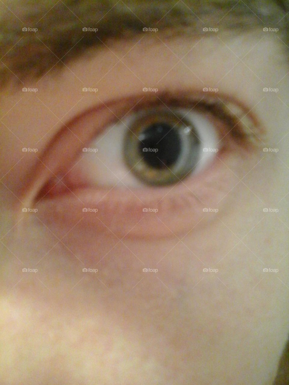 rostro con ojo verde