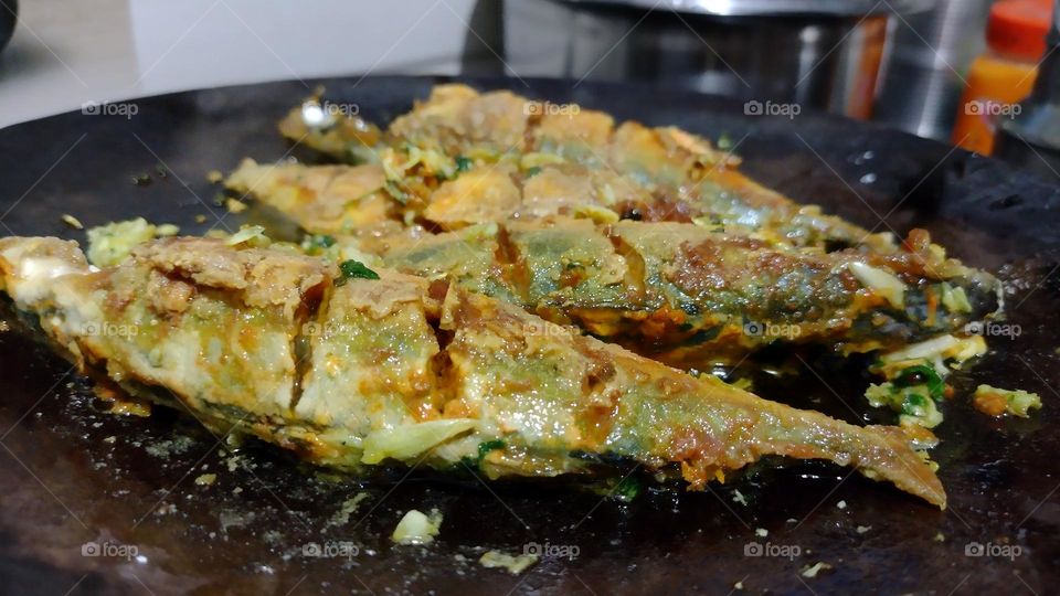 fish
fried fish
tasty dish
sizzling
cooking time