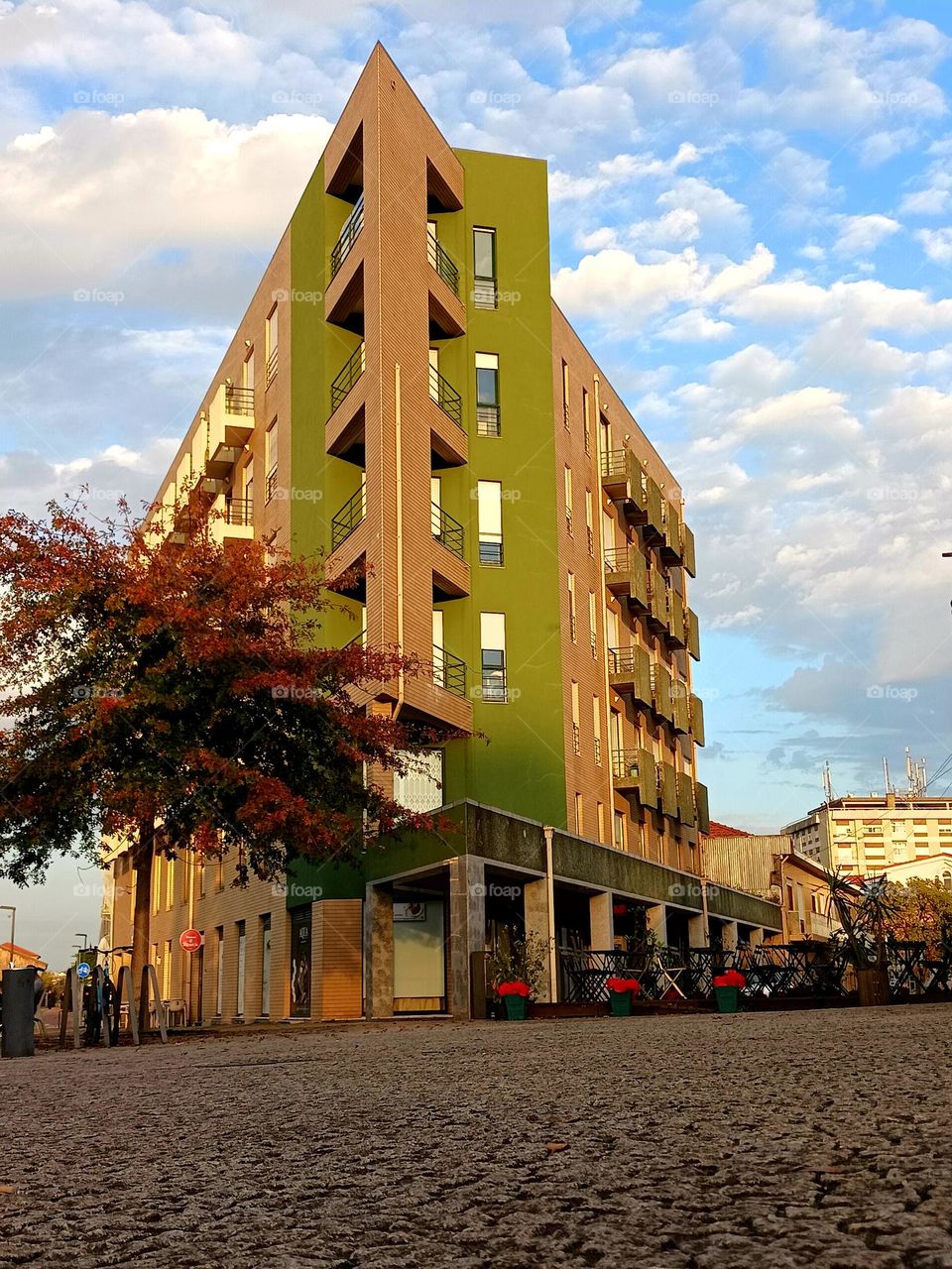 Arquitetura vibrante.
#UrbanPhotography #ModernArchitecture #Cityscape #BuildingDesign #UrbanContrast #SkylineView #CityVibes #ArchitecturalDetails #GreenBuilding #UrbanAesthetics
