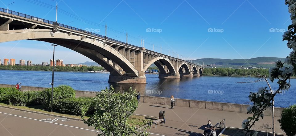 коммунальный мост в городе Красноярске с набережной