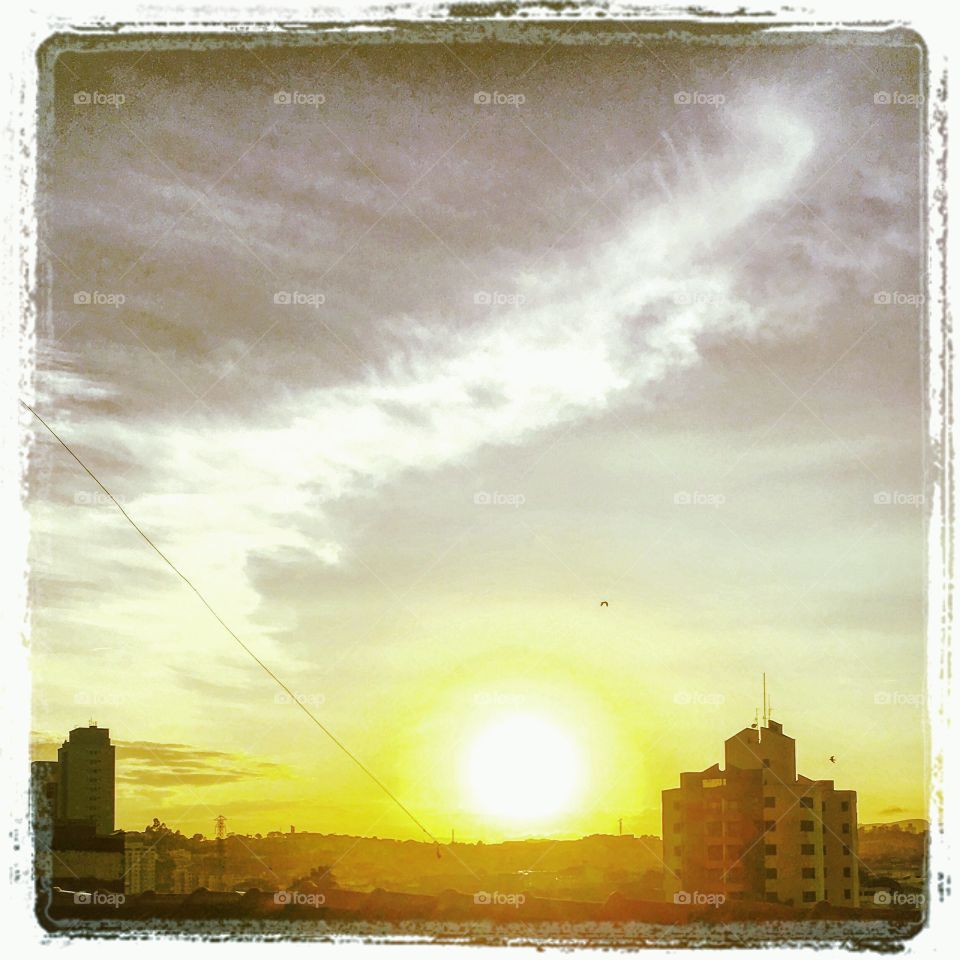 Será que teremos um dia quente?
Nem precisa responder...
☀️ 
#sol
#sun
#sky
#céu
#nature
#manhã
#morning
#alvorada
#natureza
#horizonte
#fotografia
#paisagem
#amanhecer
#mobgraphia
#FotografeiEmJundiaí
#brazil_mobile