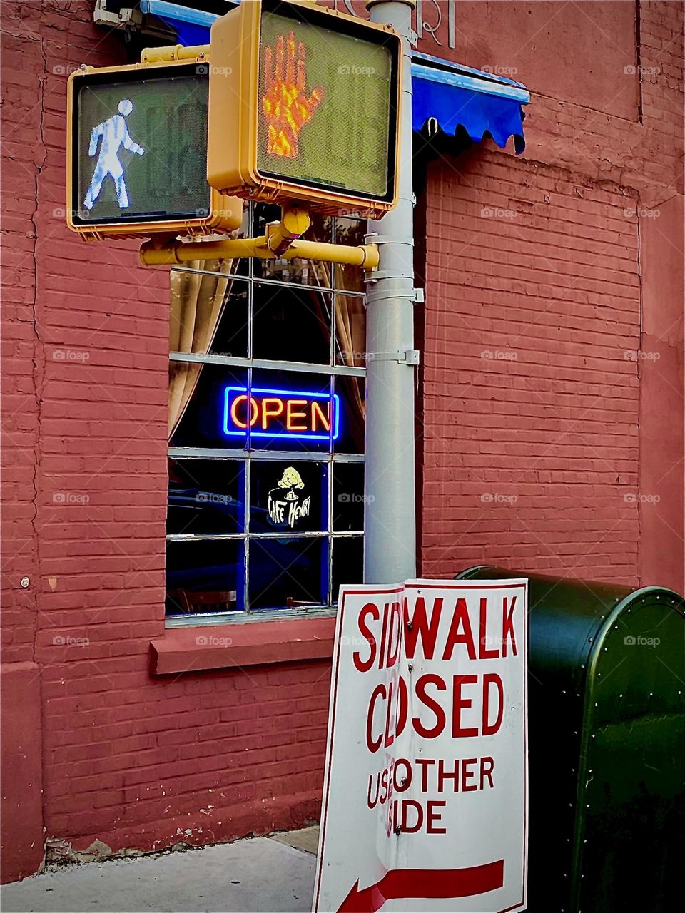One last impression of this idyllic street corner on “Vernon Jackson Ave” in Long Island City, Queens, NY near “Newtown Creek” and the “Pulaski Bridge”. Come in ! The sign says that the bar is open. 2022. Hypnotic Productions
