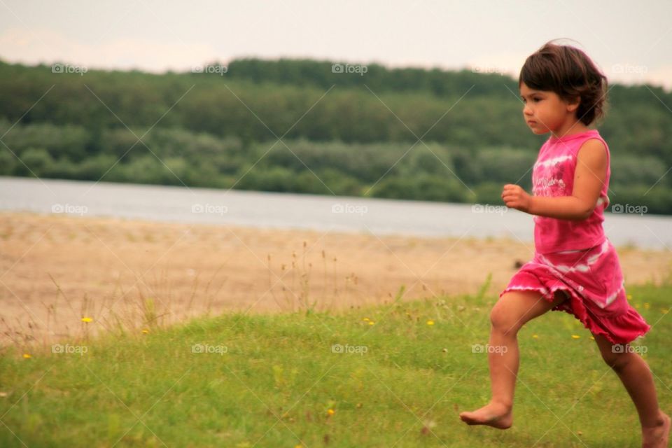 This little girl sees the water and runs to it as she wants to play it so badly 