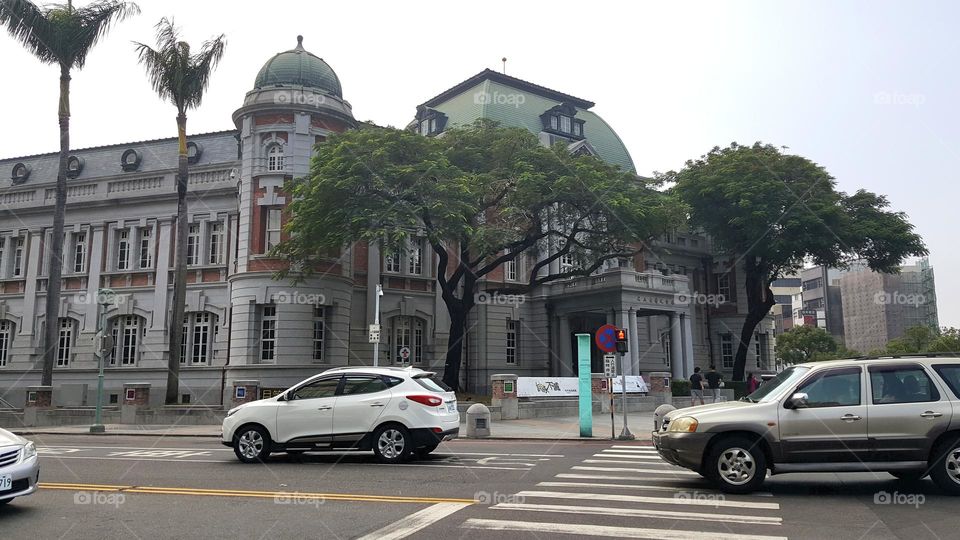 The National Museum of Taiwan Literature is an institution affiliated to the Ministry of Culture of the Republic of China and the first national literature museum in Taiwan.There are cars driving on the road outside the historic site