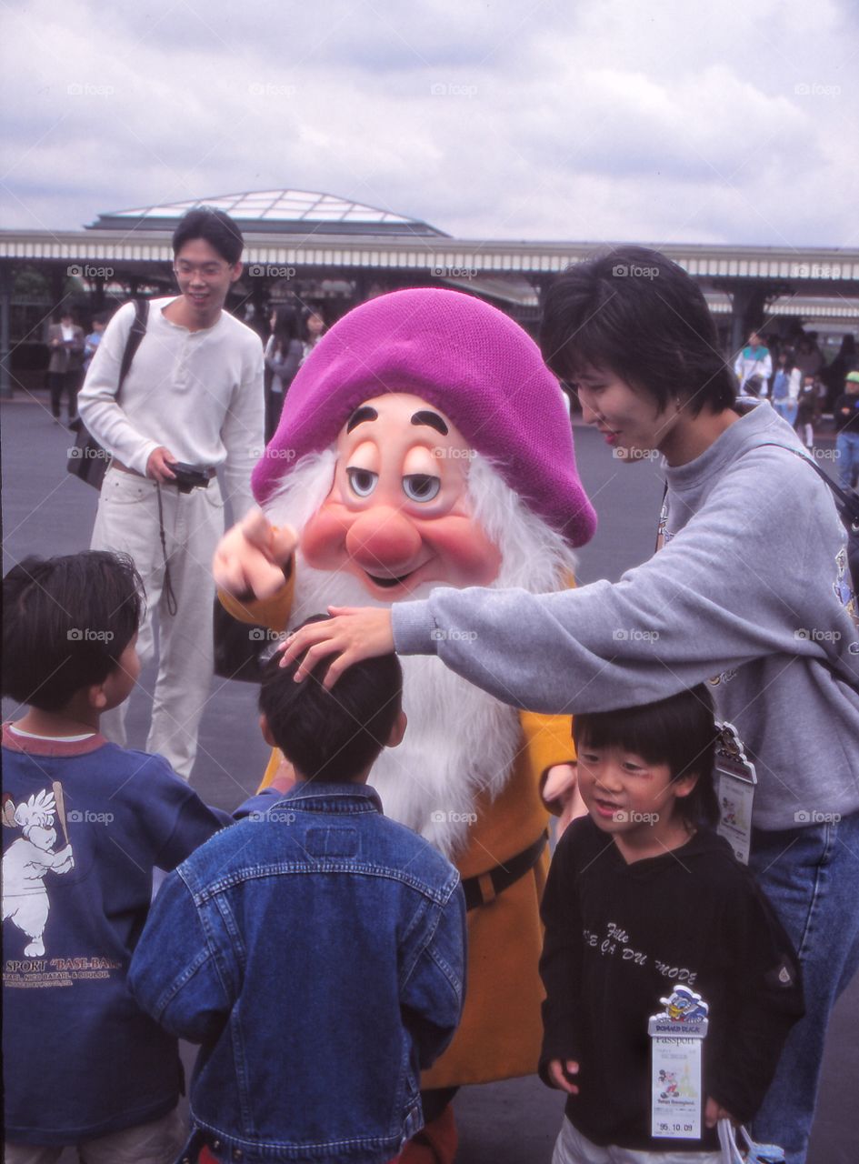 Sleepy Dwarf greets family in Tokyo Disneyland 