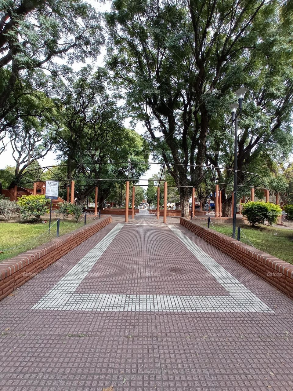 entrance to the park / entrada a la plaza