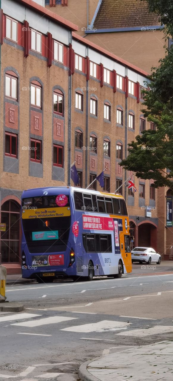 omnibus inglés en una calle céntrica de Bristol