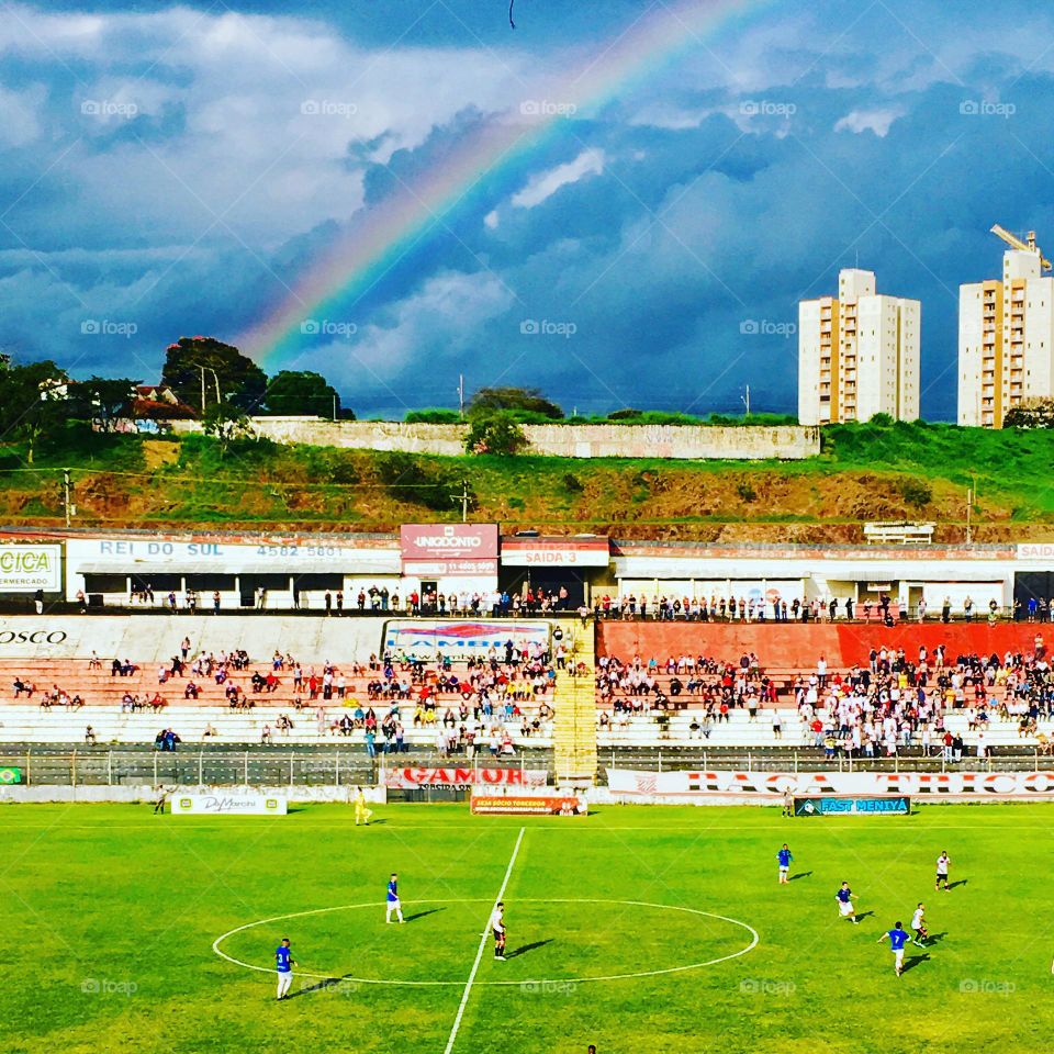 🇺🇸 Dr Jayme Cintra Stadium, the soccer field of Paulista FC de Jundiaí. And that rainbow beautifying the field? / 🇧🇷 Estádio Dr Jayme Cintra, o campo de futebol do Paulista FC de Jundiaí. E esse arco-íris embelezando o campo?