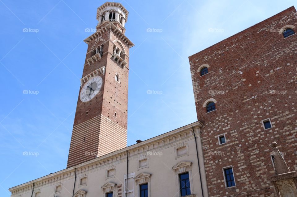 Linda torre no centro da cidade de Verona, Itália 