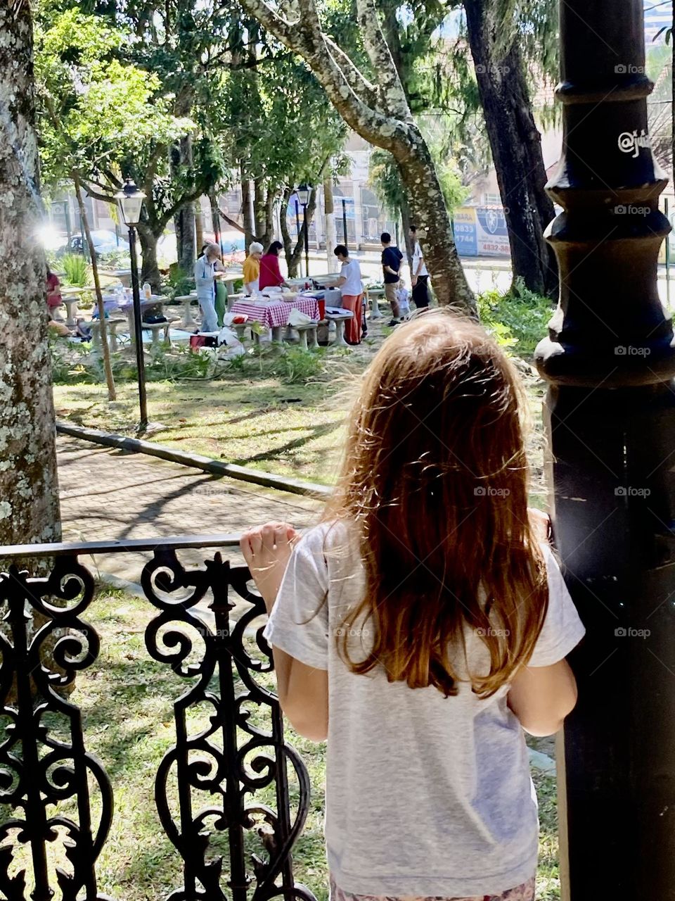 🇺🇸 In the public park of Bragança Paulista (Brazil), my daughter sees a picnic taking place. Soon, we will too. / 🇧🇷 No parque público de Bragança Paulista (Brasil), minha filha vê um piquenique acontecendo. Daqui a pouco, nós também faremos. 