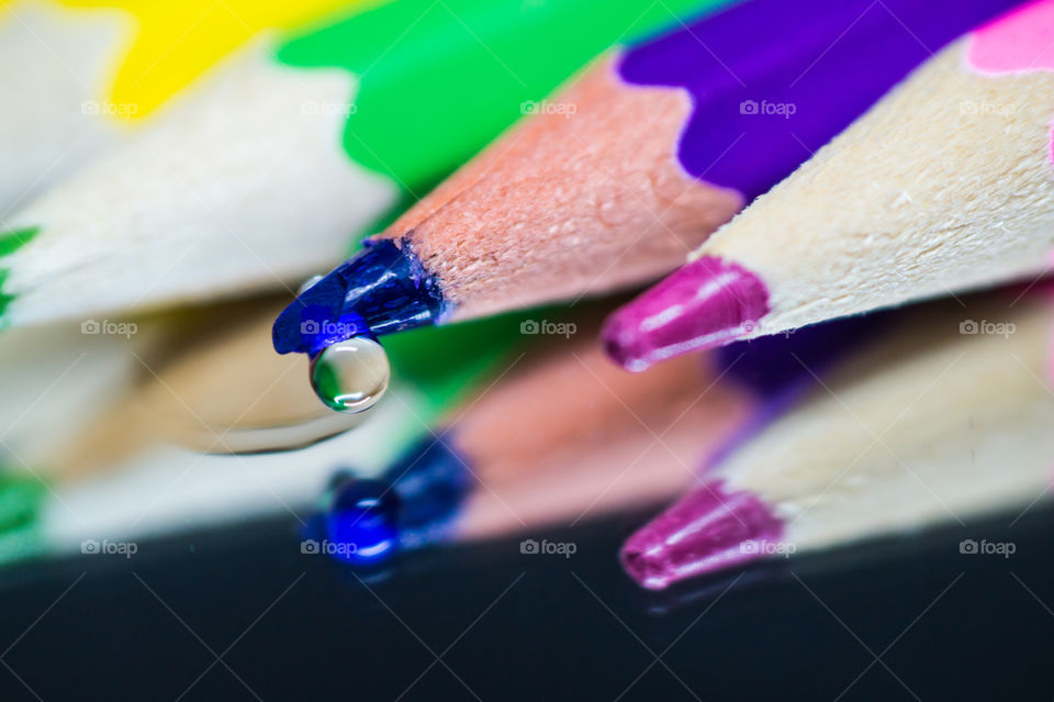 Colored pencils are reflected in the mirror