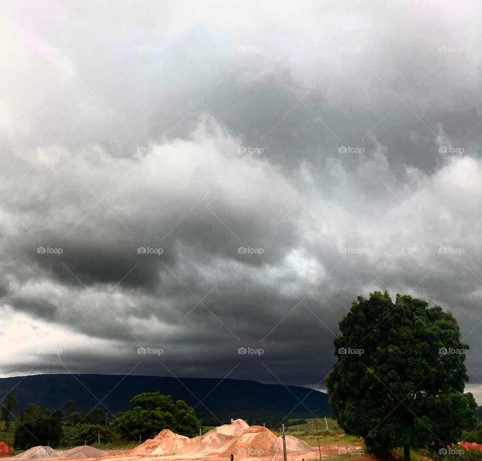 A #chuva vem chegando. E que venha mansa!
Céu totalmente branco e cinza em #Jundiaí. 
📸
#FOTOGRAFIAéNOSSOhobby
#rain #sky #céu #natureza #horizonte #fotografia #paisagem #landscapes #inspiração #mobgrafia #XôStress #nuvens #clouds