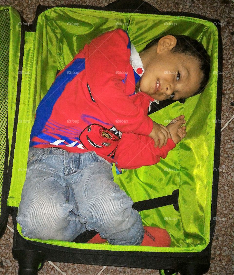 kid on baggage!