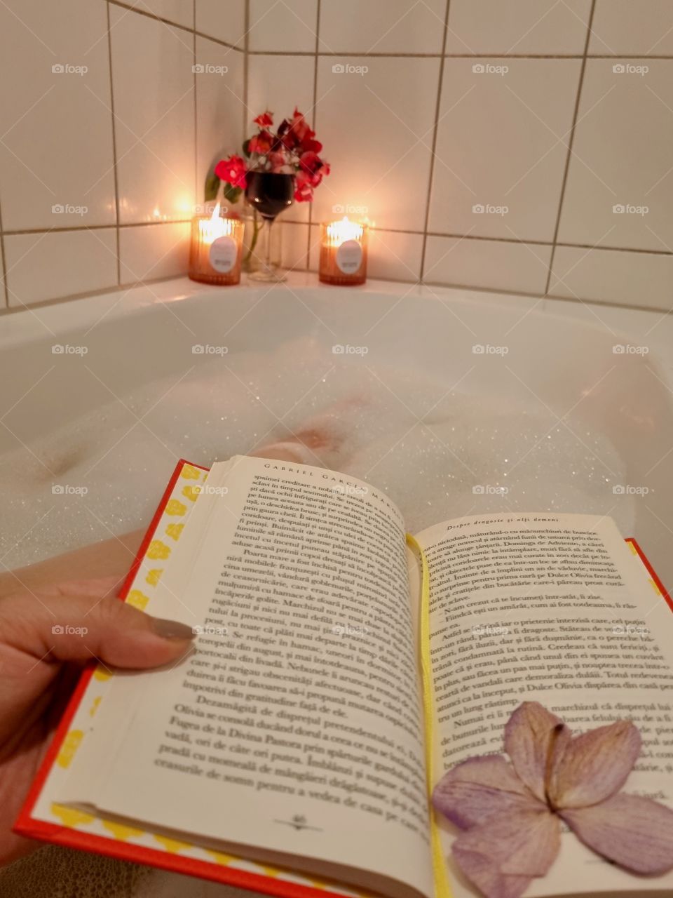 The perfect way to spend a cold autumn evening for me is definitely with a good book or taking a hot bubble bath. So why not both? When the trees have left only a few leaves and the night comes faster and colder, we enjoy staying more inside.