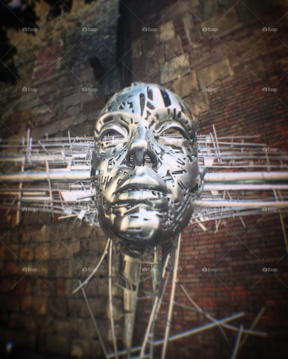 A metal sculpture called Horizon Head by Jordi Diez Fernández