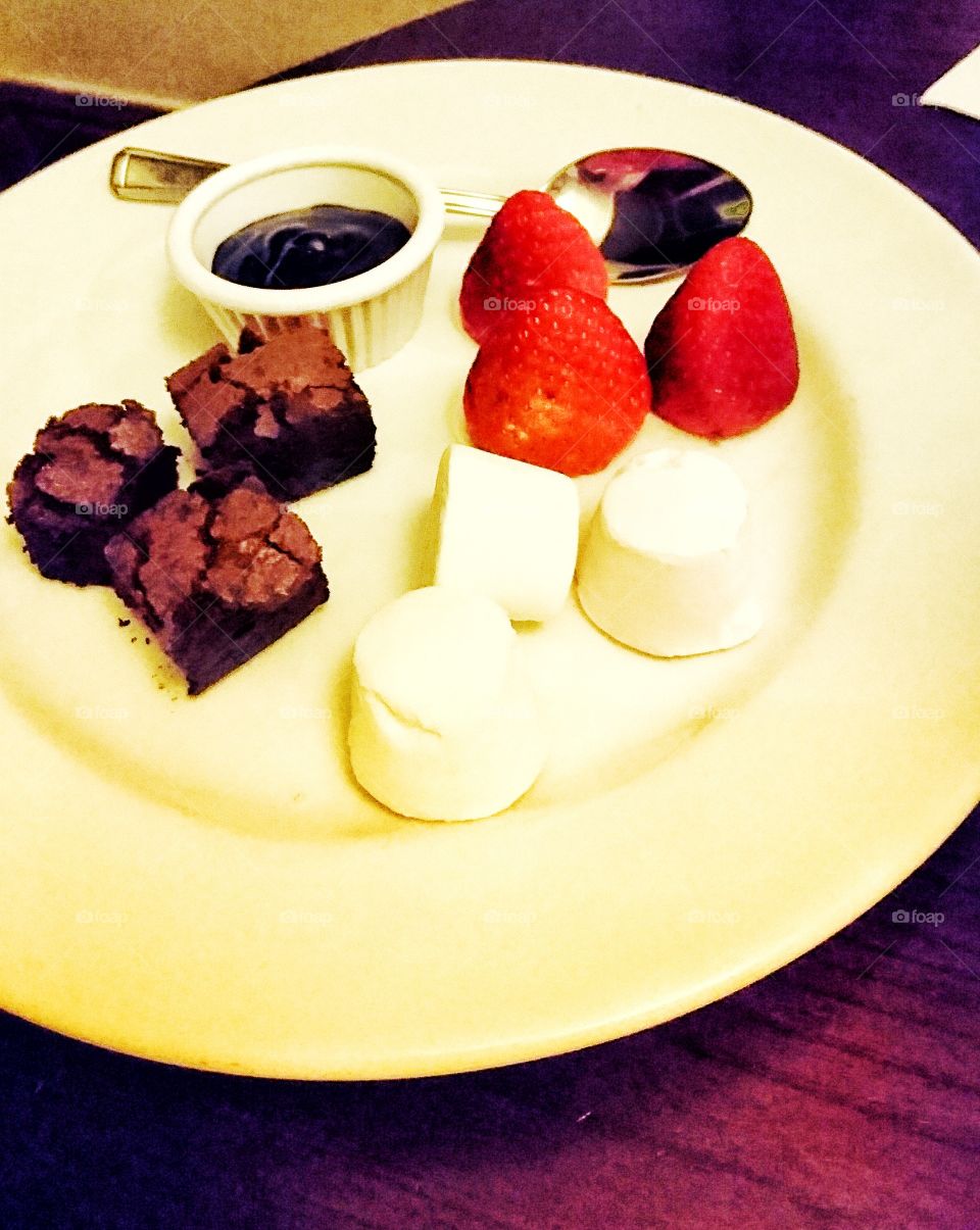 Strawberries, marshmallows & chocolate brownies