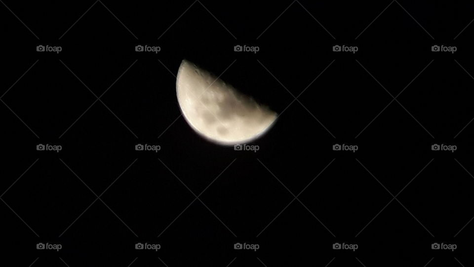 Finalmente! Consegui tirar boas fotos da lua, com o meu celular, uma luneta para smartphone e um tripé.