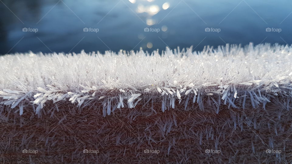 Close up on beautiful frost on wooden, by the lake - närbild på vacker frost på träyta vid sjö