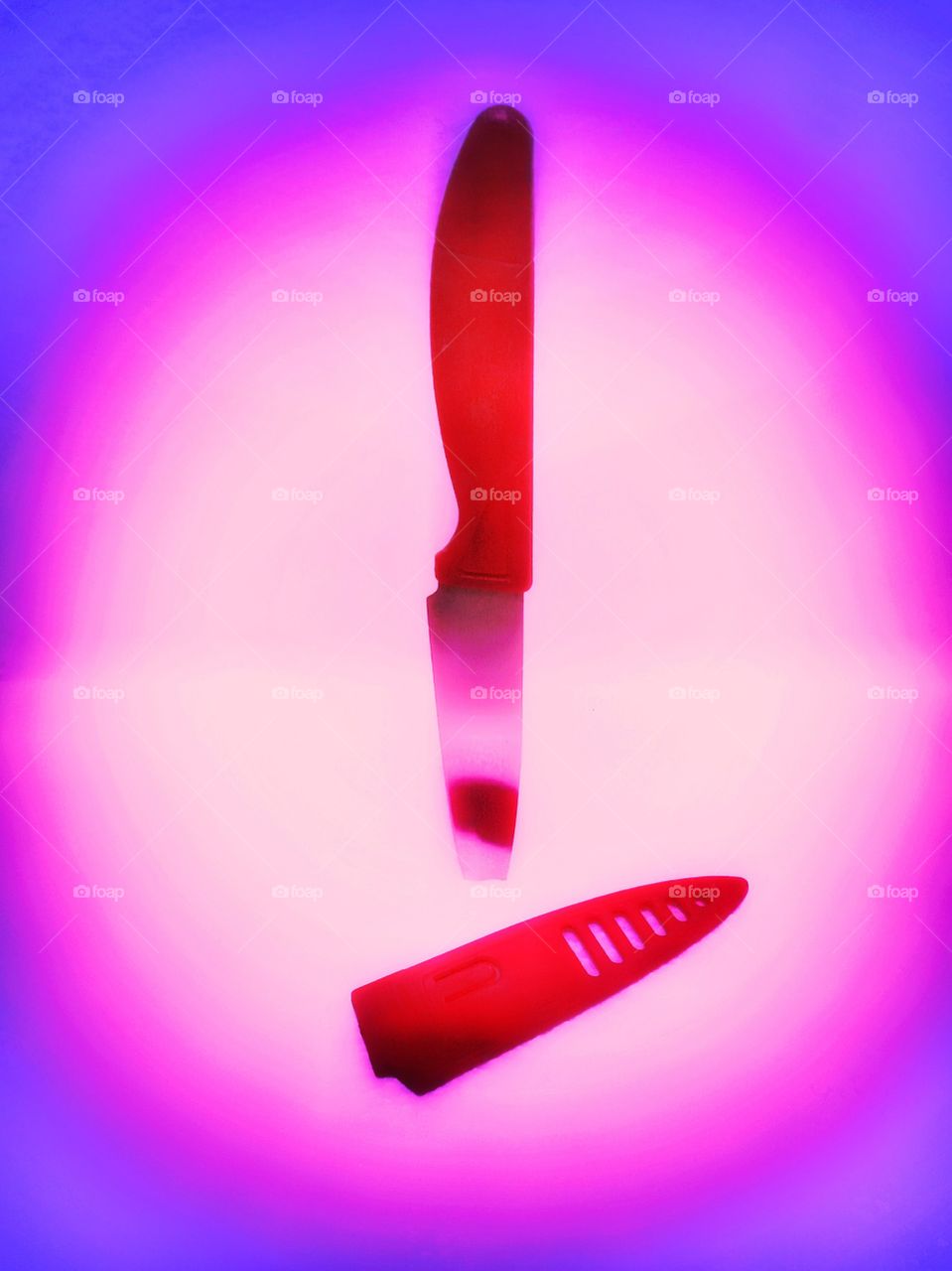 This small but sharp knife is usually in the kitchen as a tool for cutting vegetables when cooking.