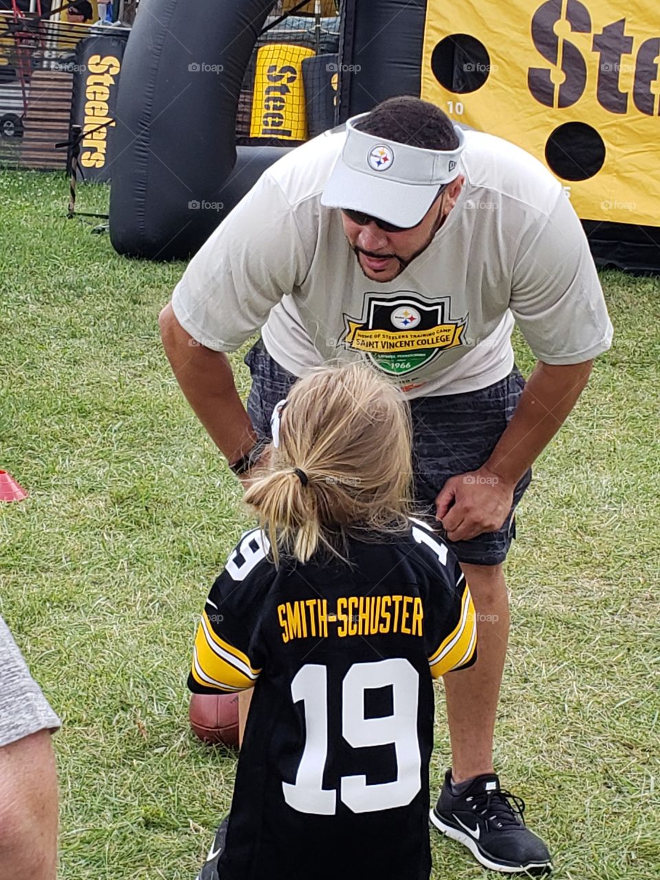 Little girl/Pittsburgh Steelers fan coaching former NFL quarterback Charlie Batch. You're never too young to give a man instructions on how to do something better. 😊