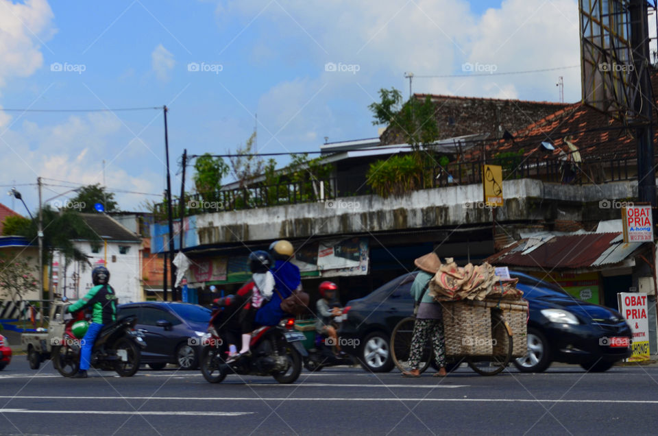kehidupan yang berbeda