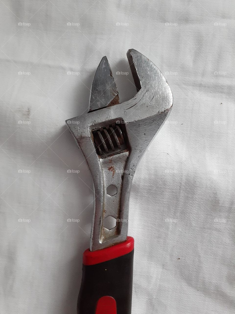 Metal wrench for repairing equipment