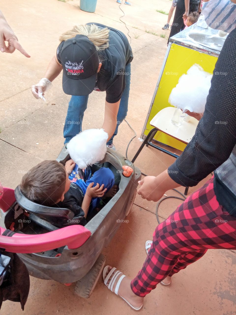 Criança recebendo algodão doce