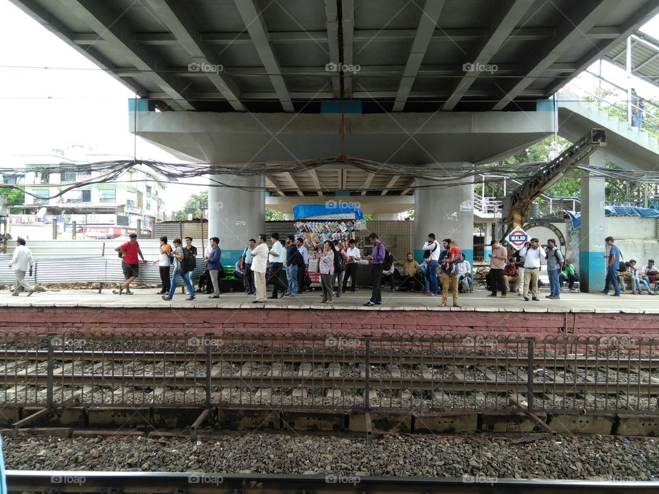 man waiting for train Mumbai crowd