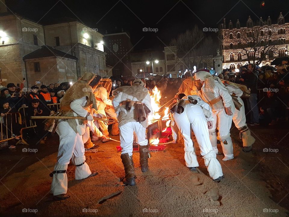 En círculo para encender la hoguera