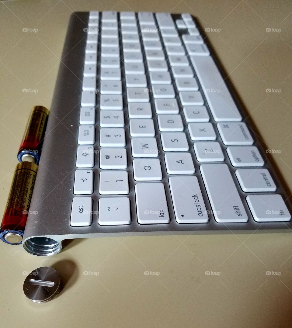 MAC Apple keyboard needs batteries, ready to go in.🍎
