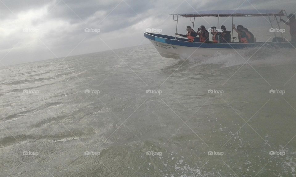 navegando en lancha hacia el manglar