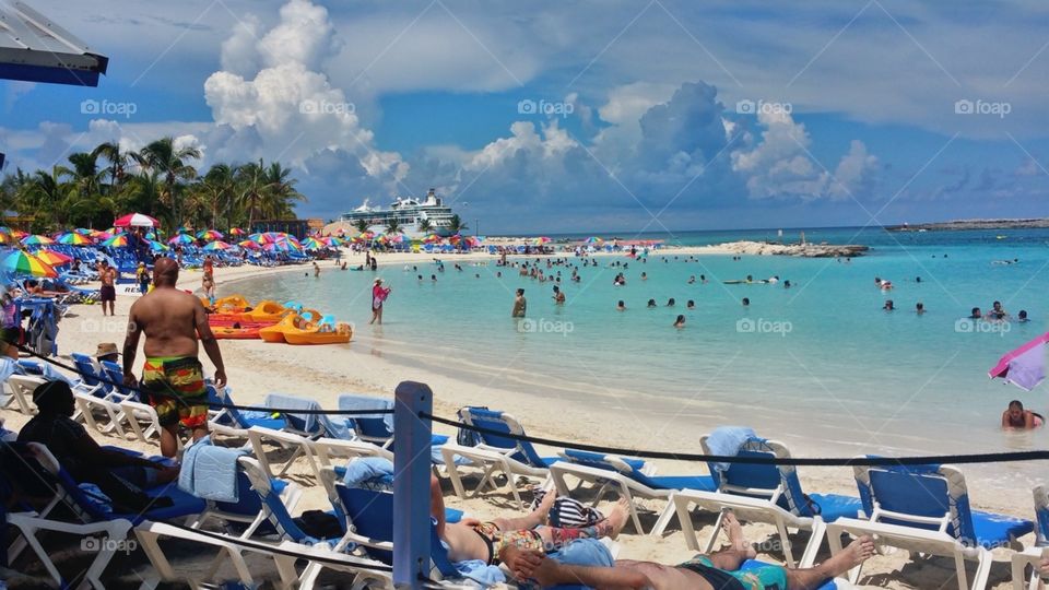 Just am amazing view of a portion of Coco cay Private island being enjoyed by vacationer's on Cruise Royal Caribbean..it's almost like where is Waldo 🤗