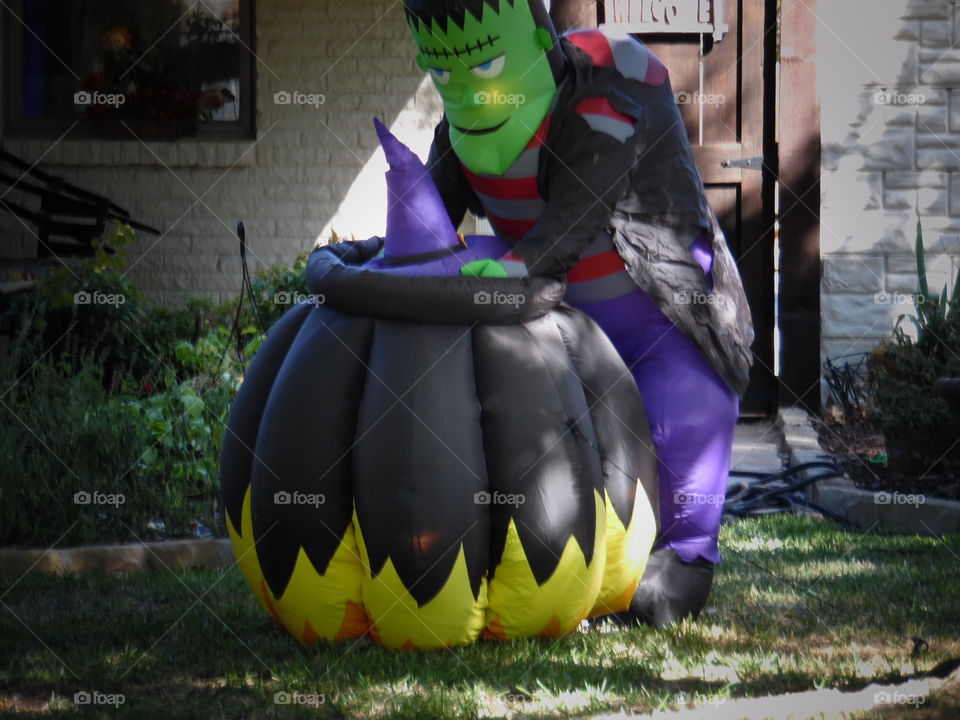 got that bitch. This is a picture of some Halloween decoration. 👣 🚶 🏃 🔥 💨