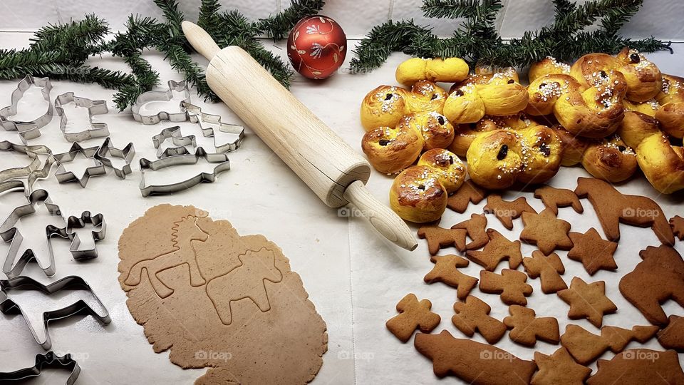 Baking gingerbread cookies and saffron buns for Christmas - Bakar pepparkakor och lussekatter till jul 
