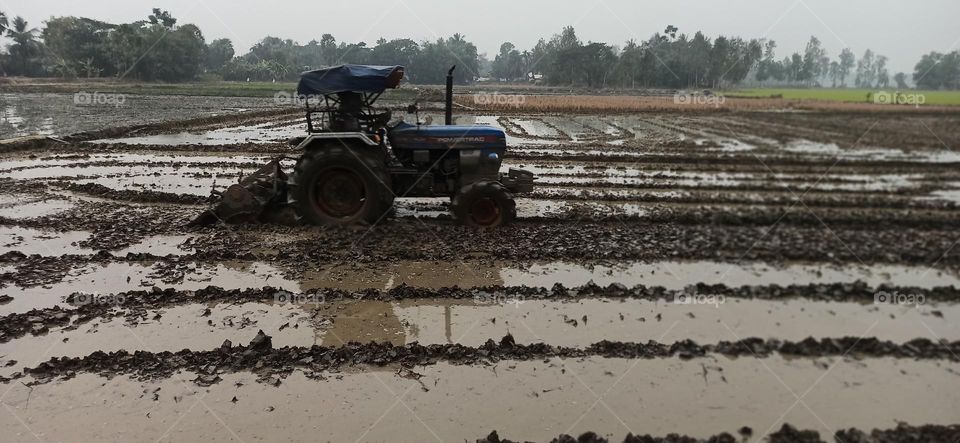 Tractor to make the paddy field