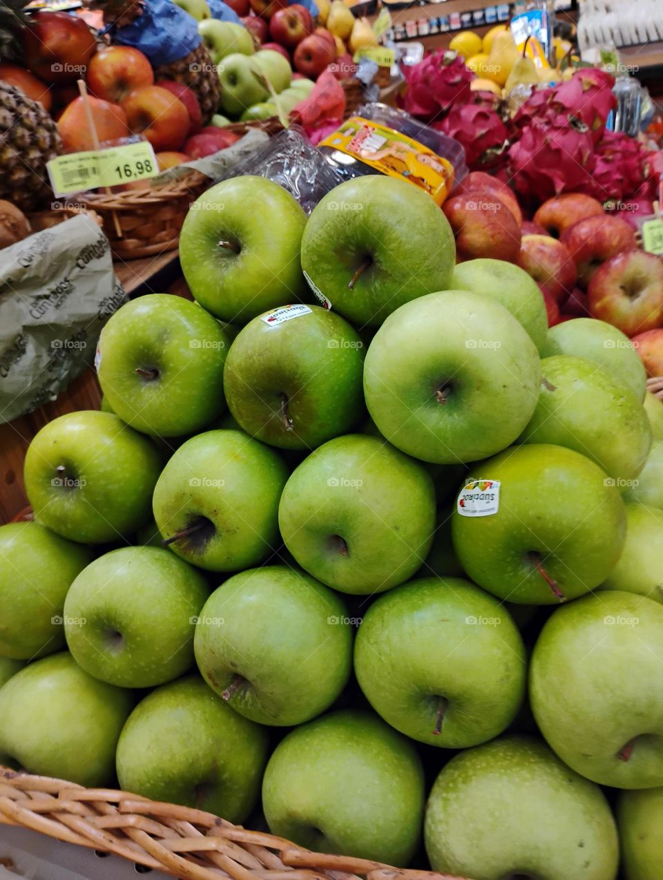 Maçã verde. A variedade Granny Smith, também conhecida como maçã verde surgiu na Austrália. A fruta  tem um alto teor de fibras, sabor mais ácido do que as outras variedades de maçã,  pelo, que se torna um ótimo ingrediente para saladas