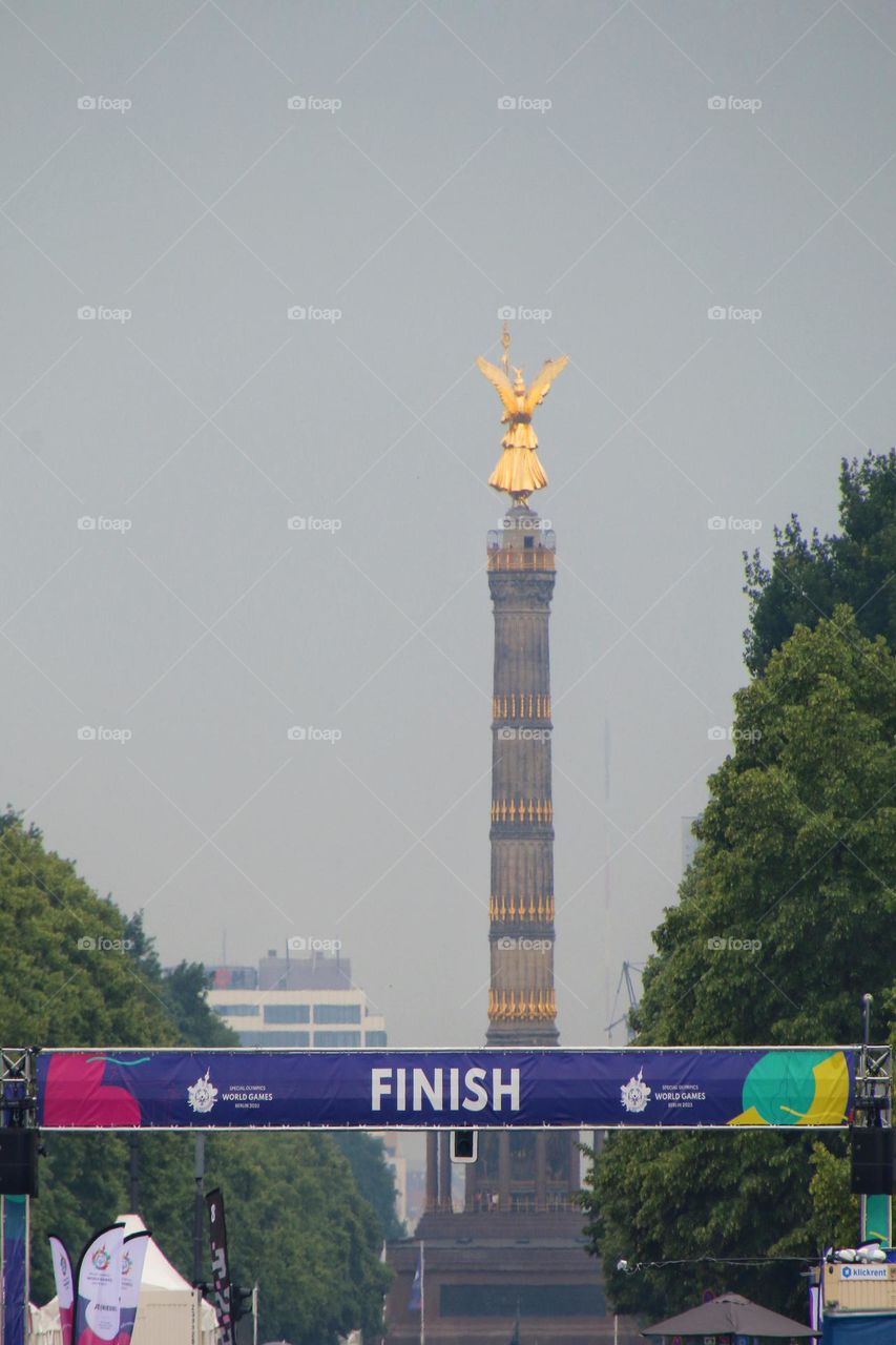 Finish of the Special Olympic World Games with a view of the Victory Column in Berlin