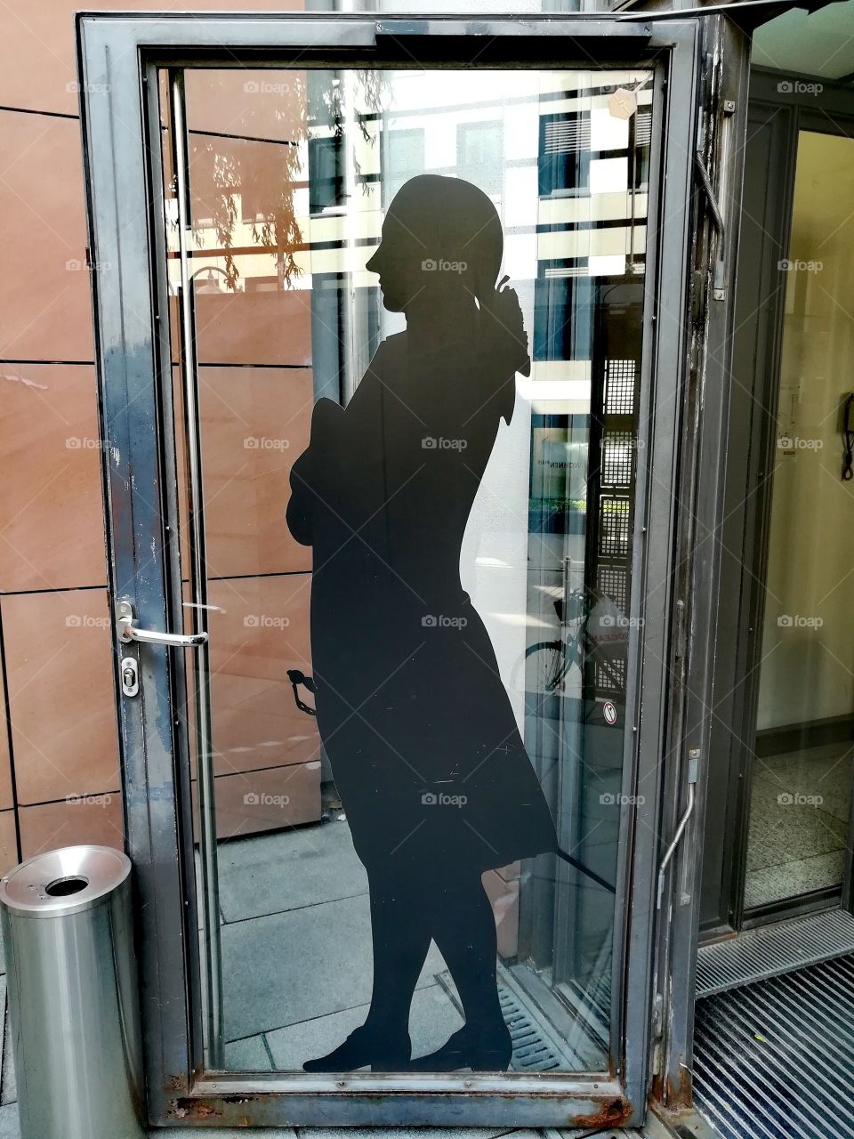 The silhouette of Johann Wolfgang von Goethe at the door of the museum in Frankfurt/Main