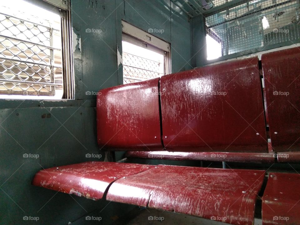 empty seats in Mumbai local train