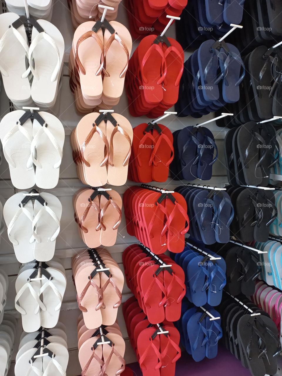 Chinelos Havaianas são leves, resistentes, e práticos  para todas as ocasiões. Usados por crianças,  jovens, adultos, seniores  com classe, estilo e elegância