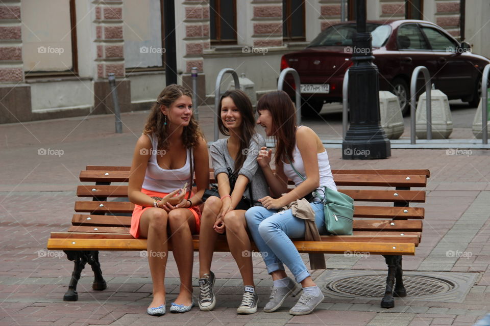подружки на Арбате в Москве
