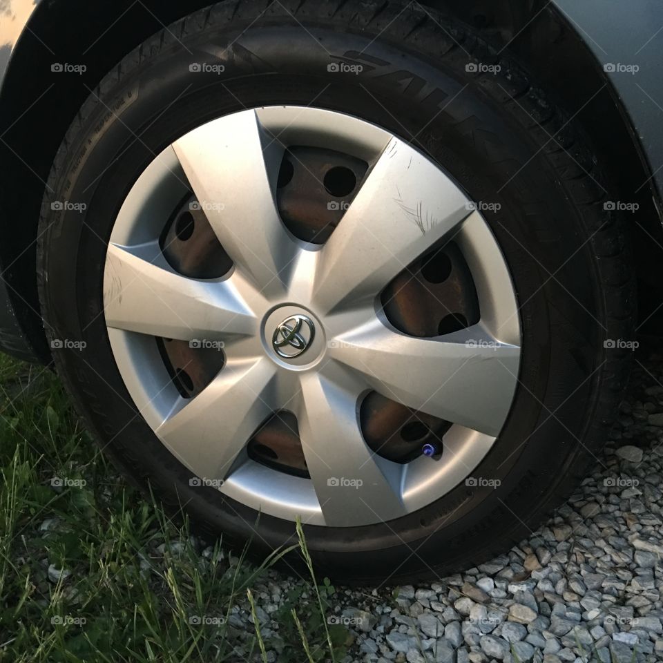 A blue 2007 Toyota Yaris 